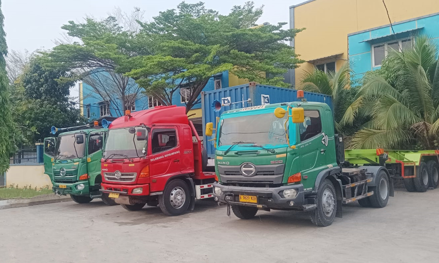 Menggunakan jasa trucking